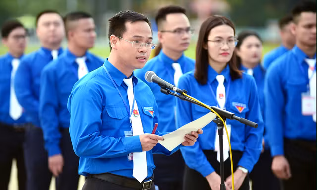 75 thanh niên tiên tiến báo công dâng Bác