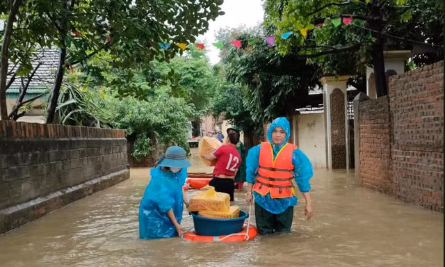 Ấm lòng hình ảnh thanh niên tích cực chung tay khắc phục hậu quả mưa lũ