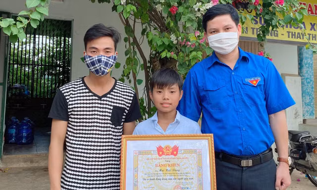 Tỉnh Đoàn Quảng Bình tặng bằng khen cho em Mai Hải Đăng. Ảnh: TĐQB