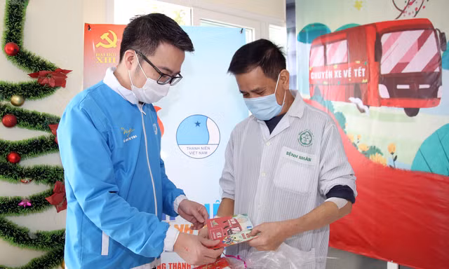 Anh Nguyễn Tường Lâm - Ủy viên BTV T.Ư Đoàn, Phó Chủ tịch Thường trực T.Ư Hội LHTN Việt Nam trao quà chương trình cho bệnh nhân. Ảnh: Lâm Đăng Hải