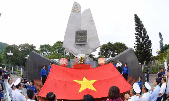 Phút tưởng niệm nơi khởi đầu Đường Hồ Chí Minh trên biển