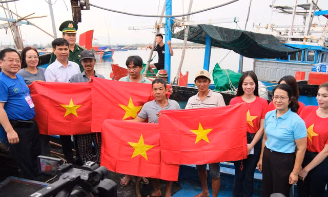 Tiền Phong Marathon 2024 tiếp sức ngư dân 'vươn khơi bám biển'