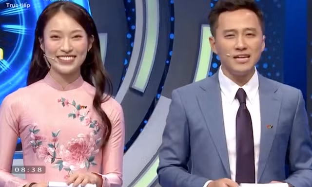 MC Khánh Vy lần đầu dẫn trực tiếp Chung kết năm Đường lên đỉnh Olympia tại trường quay