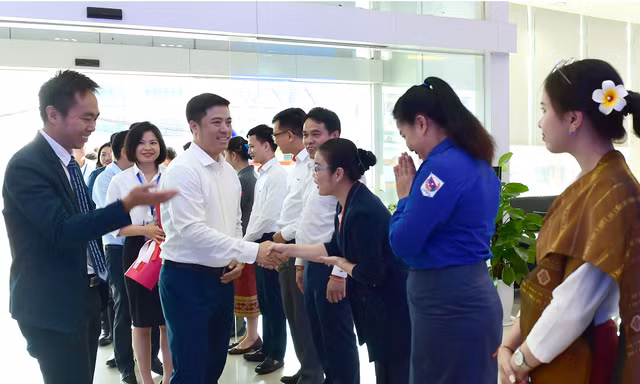 Điểm đặc biệt ở một doanh nghiệp hơn 27.000 lao động người Lào đang làm việc