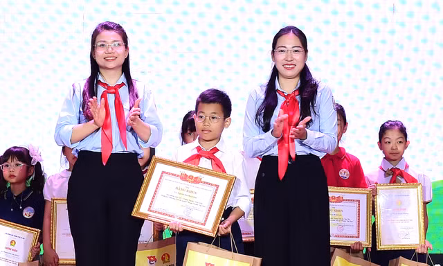 ‘Cây cọ nhí’ giành giải Nhất vẽ tranh 'Em yêu Tổ quốc Việt Nam'