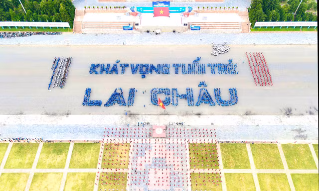 Hơn 3.500 đoàn viên, thanh thiếu nhi đồng diễn 'Khát vọng tuổi trẻ Lai Châu'