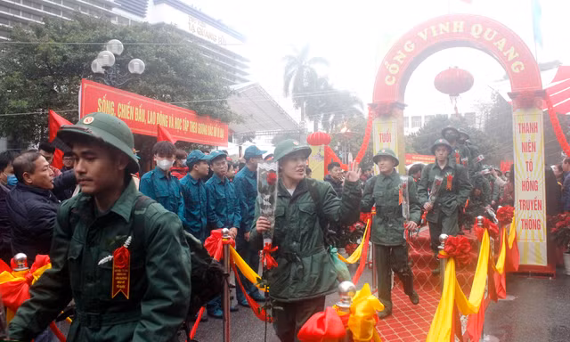 107 thanh niên quận Hai Bà Trưng lên đường tòng quân