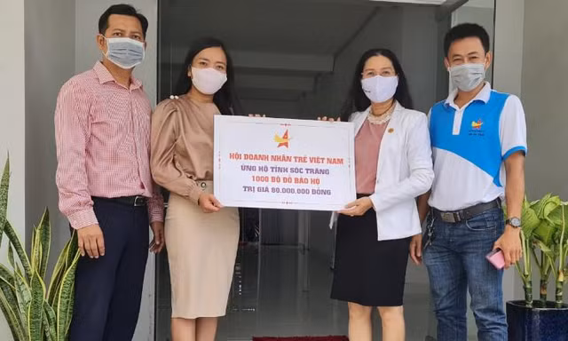 Đại diện Hội DNT Việt Nam tặng đồ bảo hộ y tế đến tỉnh Sóc Trăng
