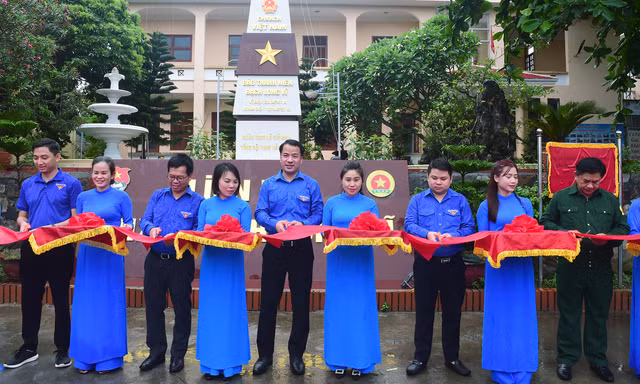 Khánh thành Cột cờ thanh niên xung phong Bạch Long Vĩ