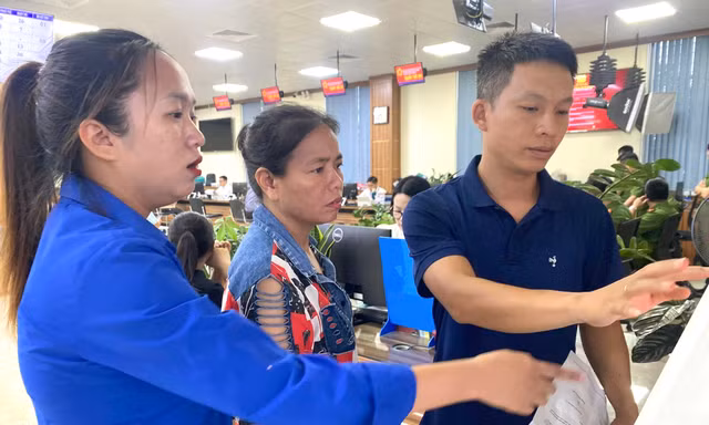 'Áo xanh' khí thế ra quân hỗ trợ người dân thực hiện dịch vụ hành chính công