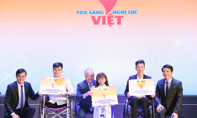 Tôn vinh 35 thanh niên khuyết tật 'tỏa sáng nghị lực Việt' đổi thay cuộc đời 