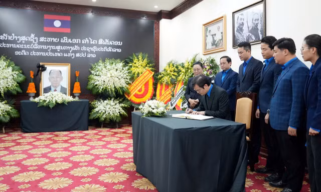 Bí thư thứ nhất Trung ương Đoàn TNCS Hồ Chí Minh viếng đồng chí Khamtay Siphandone