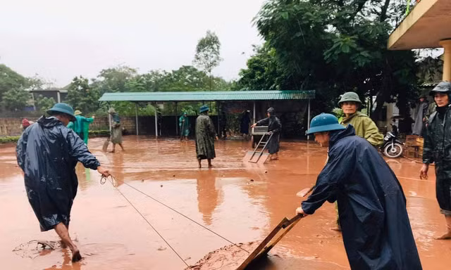 Đoàn cứu trợ lũ lụt hỗ trợ đưa bé trai 5 tuổi đi cấp cứu