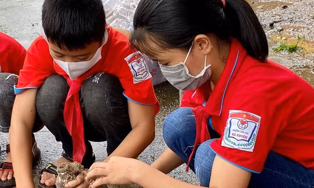 Đong cát vào chai dựng nhà vệ sinh