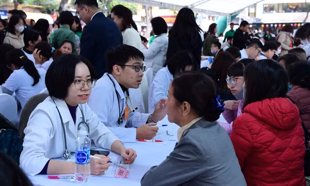 Thầy thuốc trẻ khám sàng lọc, tầm soát ung thư cho người dân ở phố đi bộ Hoàn Kiếm