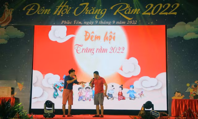 Nghệ sĩ Xuân Bắc - Tự Long cùng tung hứng tại Đêm hội trăng rằm ở Vĩnh Phúc