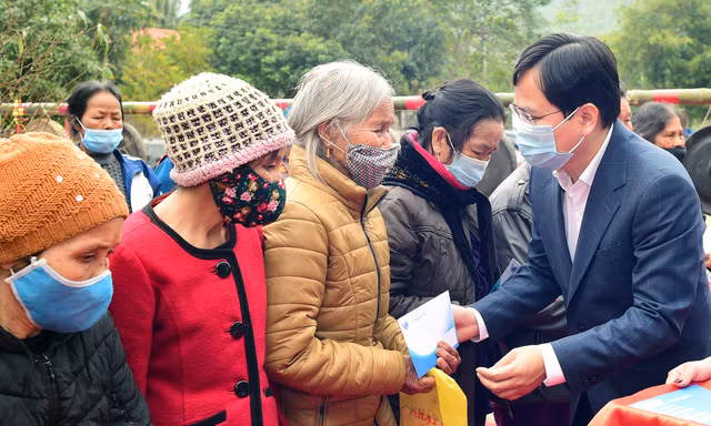 Anh Nguyễn Anh Tuấn - Bí thư Thứ nhất T.Ư Đoàn, Chủ tịch T.Ư Hội LHTN Việt Nam trao tặng nhiều suất quà đến người dân trong chương trình. Ảnh: Xuân Tùng