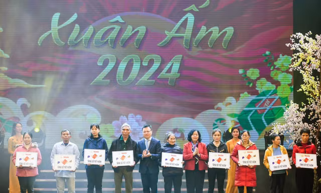 Tặng 20 sổ tiết kiệm và 40 suất học bổng 'Xuân ấm'