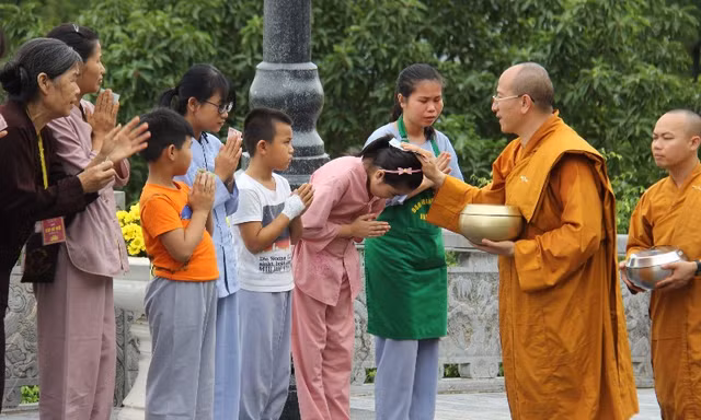 Giới trẻ háo hức được 'đi tu' trong 7 ngày