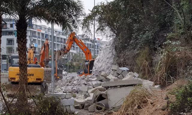 Phá núi đá thuộc quần thể di sản vịnh Hạ Long để mở đường