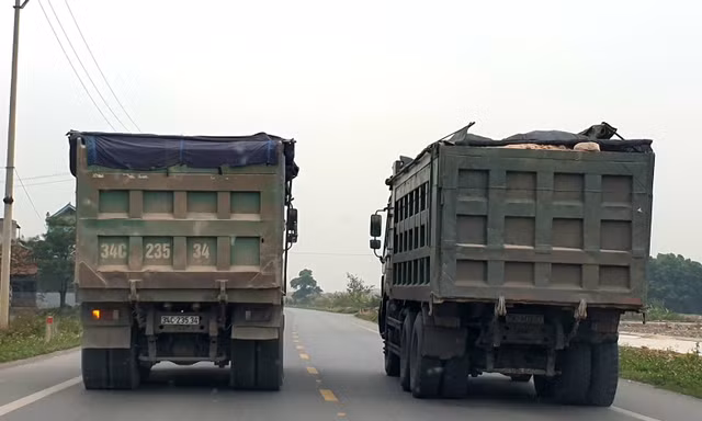 Tận thấy xe 'Hổ vồ' lộng hành trên quốc lộ 18