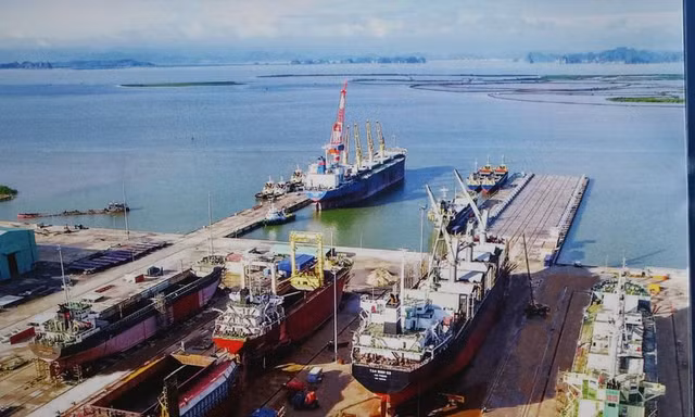 Hai công nhân văng khỏi cabin cẩu cao gần 15 mét tử vong