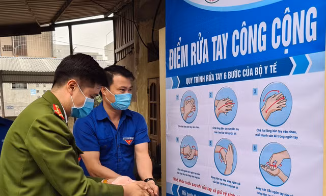 'Biến' lốp xe thành bồn rửa tay công cộng chống COVID-19