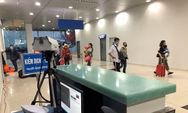 Phân loại, cách ly ngay hành khách trên chuyến bay từ Hàn Quốc về sân bay Cát Bi (Hải Phòng)