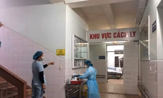 Bố của nữ bệnh nhân thứ 17 được cách ly trong đêm