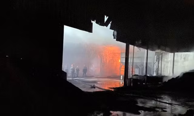 Cháy lớn thiêu rụi nhà kho chứa đồ tang lễ, lan sang trung tâm tiệc cưới