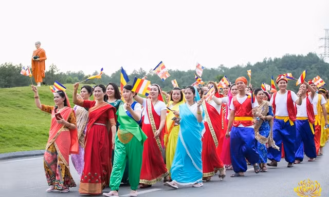 Chủ tịch Uông Bí nói gì về bà Yến múa tưng bừng ở chùa Ba Vàng dịp Đại lễ Vesak 