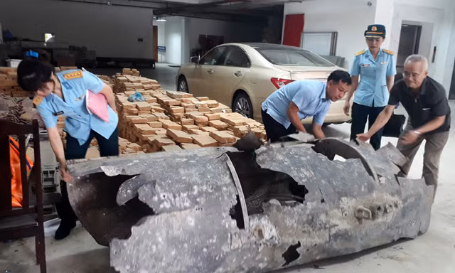 Ngư dân thả lưới kéo được vật thể lạ trên vịnh Hạ Long