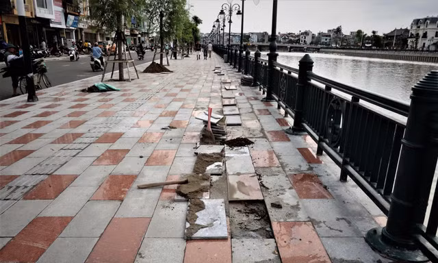 Dự án gần 1.500 tỷ vừa khánh thành đã phải lột vỉa hè làm lại