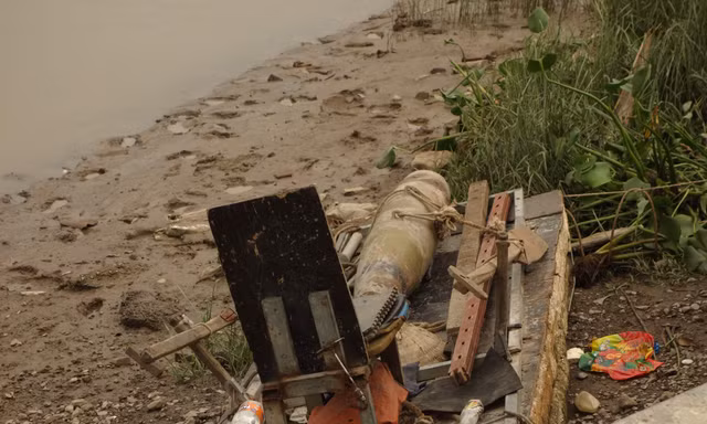 Cận cảnh quả bom nặng hơn 100kg dưới lòng sông Hải Phòng