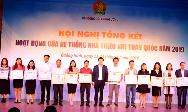 Anh Lê Quốc Phong tặng bằng khen cho hệ thống Nhà Thiếu nhi toàn quốc