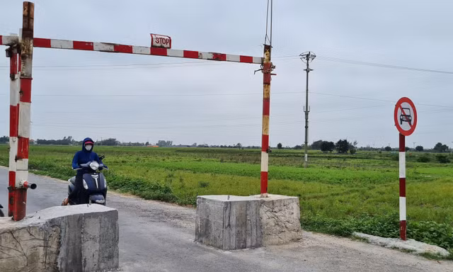 Đường vào trụ sở xã bị trụ bê tông của huyện chặn... từ xa