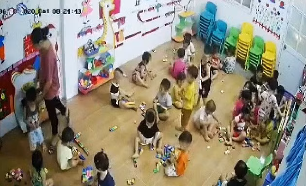 Hình ảnh được cắt từ clip được cho là ghi lại việc cô giáo dùng nịt bắn vào người trẻ, nguồn: Facebook