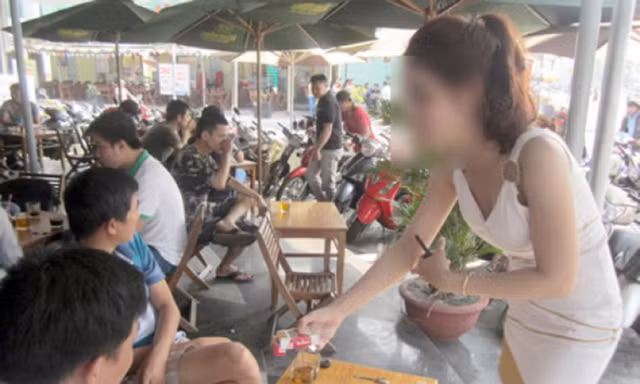 Quảng cáo thuốc lá trong trang phục gợi cảm tại các quán cà phê, nhà hàng... Ảnh internet.