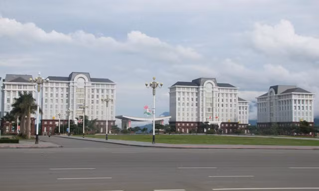 Trụ sở UBND tỉnh Lai Châu nằm trong trung tâm hành chính - chính trị. Ảnh: Hồng Vĩnh.