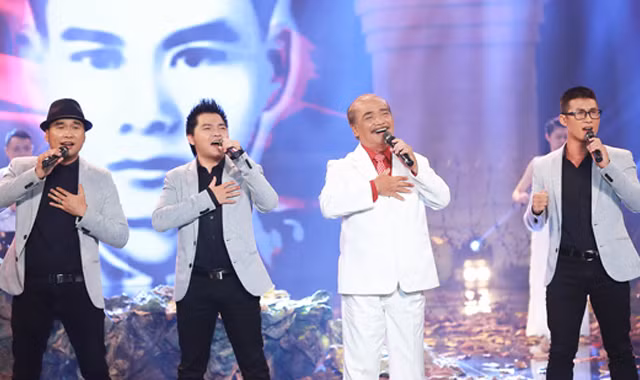NSND Trần Hiếu và nhóm MTV Cùng anh tiến quân trên đường dài...Ảnh: GĐTH.