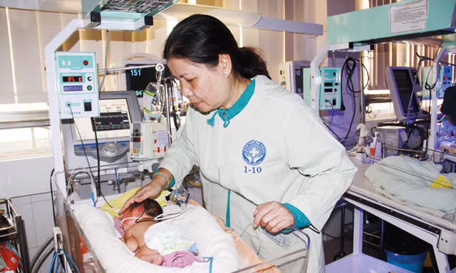 Cháu của bà Bạch Thị Thu Hà (52 tuổi, quê Quảng Ngãi) được Ngân hàng sữa mẹ nuôi nấng từ khi mới lọt lòng. Ảnh: Thanh Trần.