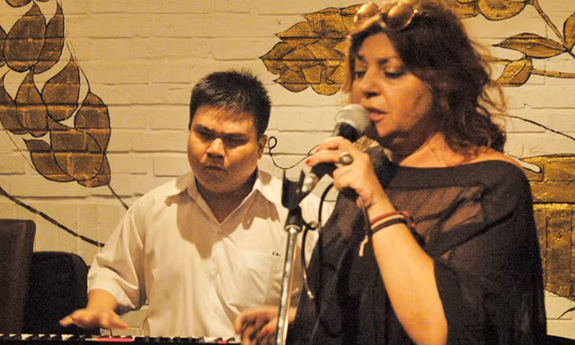 Nghệ sĩ Quốc Đạt chơi nhạc với nghệ sĩ quốc tế. Ảnh: Trần Nguyễn Anh.