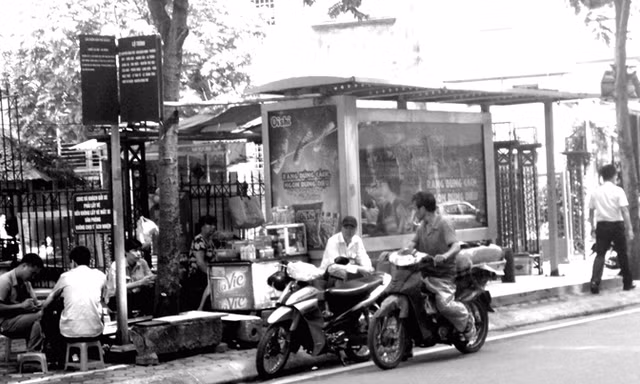 Lộn xộn cạnh nhà chờ xe buýt