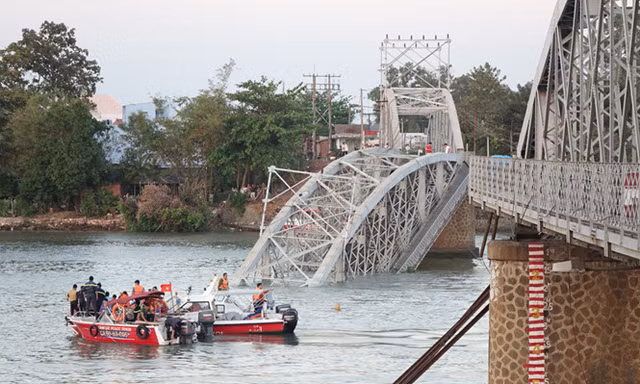 Cầu Ghềnh (Đồng Nai) bị sập. Ảnh: Thanh Niên