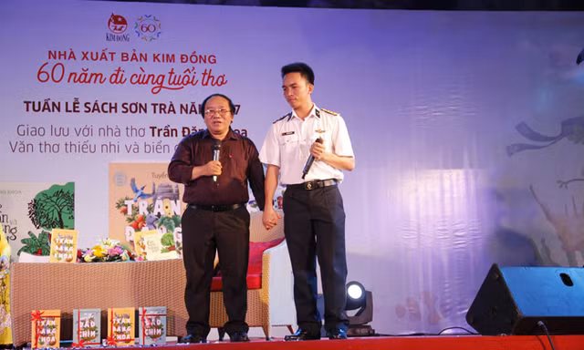 Nhà thơ Trần Đăng Khoa động viên các chiến sĩ kiên gan, bền chí để làm tốt nhiệm vụ bảo vệ chủ quyền nơi đầu sóng ngọn gió. Ảnh: Thanh Trần.