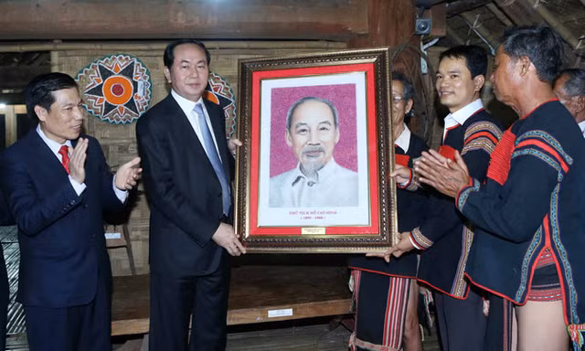 Chủ tịch nước Trần Đại Quang gặp gỡ, thăm hỏi và tặng quà đồng bào dân tộc Ê Đê. Ảnh: TTXVN.