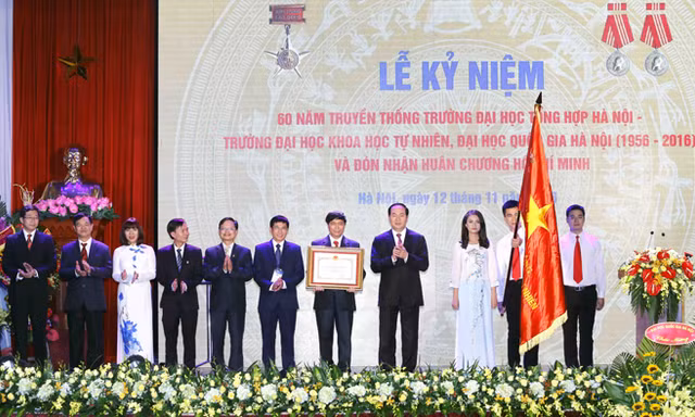 Chủ tịch nước Trần Đại Quang trao tặng Huân trương Hồ Chí Minh cho ĐH Khoa học tự nhiên - ĐH Quốc gia Hà Nội. Ảnh: TTXVN.