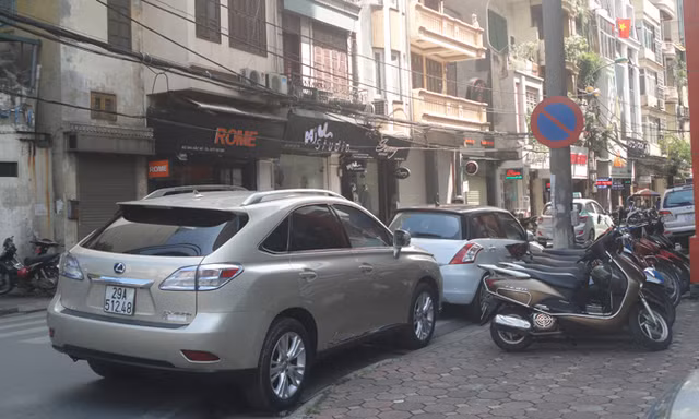 Đỗ xe bất chấp biển cấm