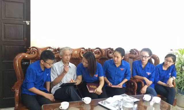 Anh hùng Uông Xuân Lý trò chuyện với các bạn trẻ Hà Tĩnh về truyền thống lịch sử yêu nước của thế hệ đi trước. Ảnh: M.T.