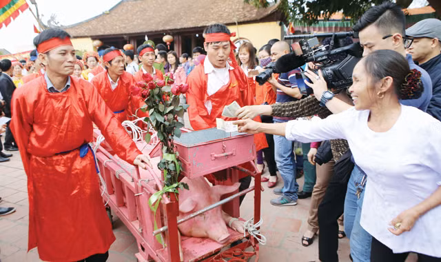 Hội Ném Thượng (Bắc Ninh) có nghi lễ chém lợn. Ảnh: Như Ý.